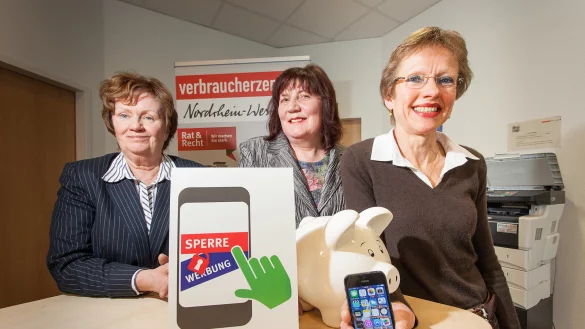 Vorsicht bei der Handynutzung: Brigitte Nolting vom Kreis Lippe, Dorothea Nolting und Frauke Heise-Dippel von der Verbraucherzentrale (von links) warnen vor Abo-Fallen beim Surfen im mobilen Datennetz. - © Torben Gocke