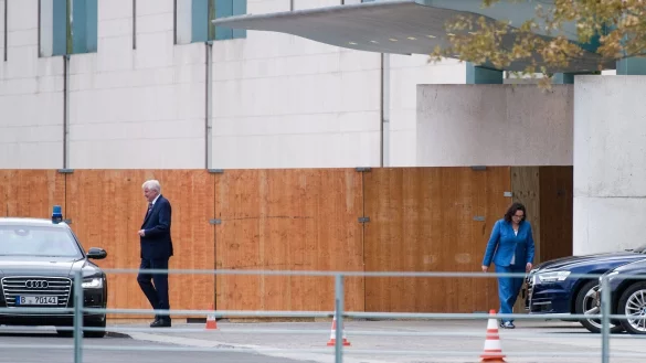 Krisenrunde im Kanzleramt - © Foto: Bernd von Jutrczenka