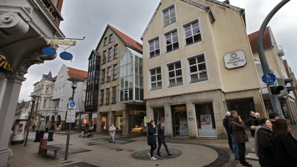 Spätestens 2019 wird sich hier vieles ändern: Die bestehende Einkaufsgalerie am Hornschen Tor sowie das Parkhaus und die Verwaltungsgebäude dahinter werden abgerissen. Die Lange Straße wird bis hin zum Marktplatz saniert. - © Bernhard Preuss