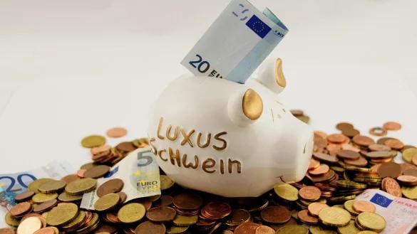 Auch wenn monatlich nur ein kleiner Betrag gespart wird, kann dabei im Laufe der Zeit viel zusammen kommen. (Symbolbild) - &copy; Pixabay/"Bru-nO"