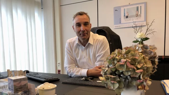 Dirk Tolkemitt in seinem B&uuml;ro im Rathaus an der Rudolph-Brandes-Allee. - &copy; Sven Kienscherf