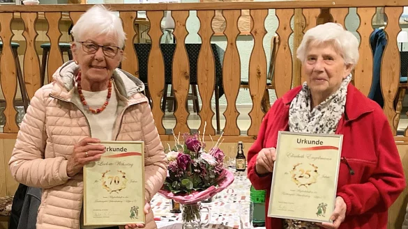 Lieselotte Wöhning und Elisabeth Engelmann werden für ihre langjährige Mitgliedschaft in der Trachtengilde Schwalenberg geehrt. - © Trachtengilde Schwalenberg