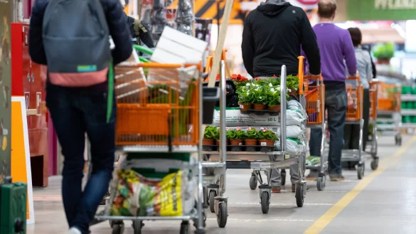 Kunden stehen in einem Hornbach-Baumarkt in einer Schlange an der Kasse. Trotz oft langer Schlangen vor Baum&auml;rkten sp&uuml;rt die Branche nach Angaben des Handelsverbands Heimwerken, Bauen und Garten (BHB) die Folgen der Corona-Krise. - &copy; Sven Hoppe/dpa