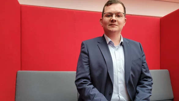 Wir treffen Julien Thiede zum Kaffee. Beim Thema Migration sieht er die Debatte falsch geführt. - © Vasco Stemmer