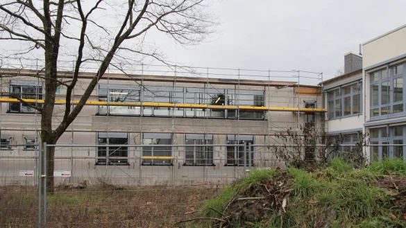 Die Fenster und die provisorischen Baut&uuml;ren sind eingebaut. Nun beginnt der Innenausbau des Realschulanbaus mit Heizung, Estrich und Elektrik. - &copy; Dieter Asbrock
