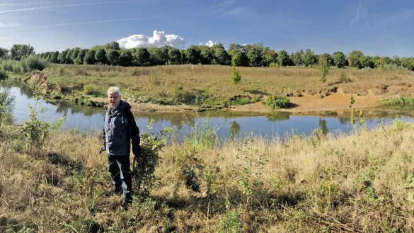 Eine Idylle unweit des Stadtzentrums: Manfred Hielscher hat in den Hoffmannswiesen unz&auml;hlige B&auml;ume geplanzt. Diese Eichen-Reihe nach des Bega-Ufers w&auml;chst seit rund vier Jahren heran. - &copy; Thomas Reineke