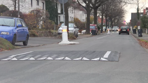 Mit mobilen Elementen versucht die Stadt die Hermannstra&szlig;e zu verkehrsberuhigen. Eine Anwohnerin beantragt unter anderem die Entfernung der Poller und der sogenannten Berliner Kissen. - &copy; Cordula Gr&ouml;ne(LZ)