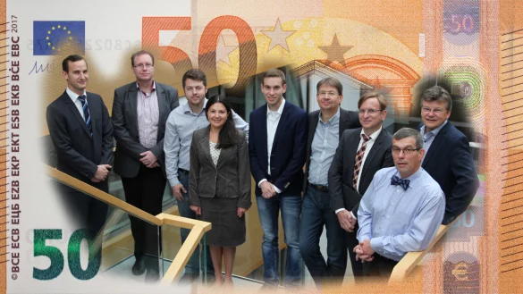 Mit Visionen in die Zukunft: Wenn die Entwicklung des Teams Erfolg hat, dann könnte der gute alte 50-er Papierschein eines Tages ausgedient haben. - © Hochschule / Montage: Oliver Wendtland