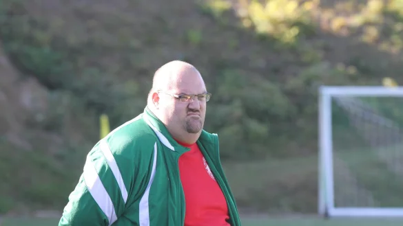 Kritischer Blick: Die Allzweckwaffe des Blomberger SV, Obmann Michele Caporale. Der BSV gastiert in Warburg. - © Sebastian Lucas