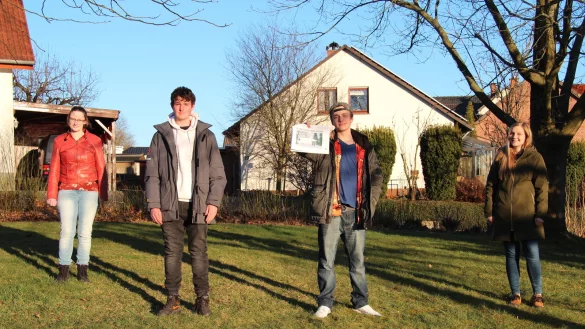 Constanze Willimczik (von links), Fabian Sturhahn, Keith Heil und Johanna M&uuml;ller w&uuml;rden sich freuen, wenn die Idee ihrer H&uuml;tte f&uuml;r Jugendliche auf dem Platz zwischen den Stra&szlig;en Hellweg und "Im Schling" umgesetzt werden k&ouml;nnte. - &copy; Nadine Uphoff