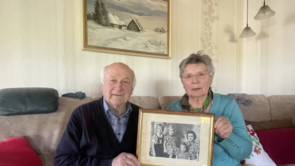 "Wir hatten Glück, dass wir in Detmold gelandet sind": Die Geschwister Horst Hengstler und Margrit Vathauer mit dem Familienbild. Über dem Sofa hängt ein Landschaftsbild aus der Heimat, gemalt von einer polnischen Malerin. - © Silke Buhrmester