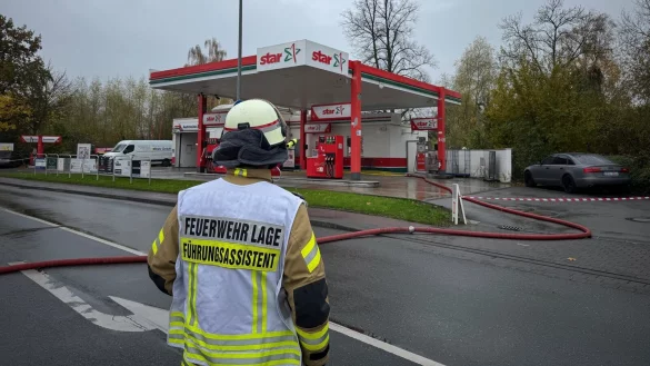 Aus dieser Tankstelle an der Stauffenbergstra&szlig;e war Gas austreten. Die Feuerwehr war im Einsatz. - &copy; Freitag TV