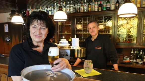 Manuela und Paul Hetland am Tresen im Restaurant Hetland in W&uuml;sten. - &copy; Alexandra Schaller