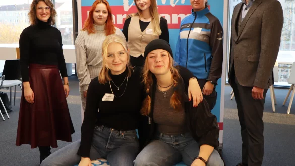 Tuba Kantis (links) und Carl Christian Goll (rehts) zeichneten Vanessa Pennekamp, Marija Momcilovic, Hannah Lindemann (stehend, von links) sowie Tjara Indermark und Merle Heiligtag (sitzend, von links) als lippische Ausbildungsbotschafterinnen aus. - © Handwerkskammer OWL