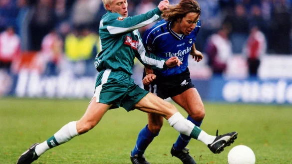 Uwe Weidemann (l.) liefert sich im letzten Zweitligaderby des FC G&uuml;tersloh mit dem Arminen Michael Sternkopf einen packenden Zweikampf. 12.500 Fans sahen im Heidewaldstadion den 2:0-Sieg f&uuml;r Arminia. - &copy; Imago Images