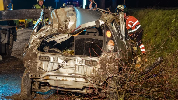 Die Bilanz des Unfalls: Totalschaden am Fahrzeug und ein schwer verletzter 22-J&auml;hriger. - &copy; Tim Freitag