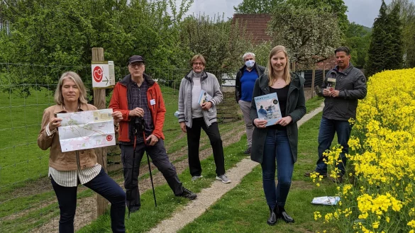 Den Wanderweg testen (von links) Susanne Weishaupt, Bernd-Rainer Knepper (Deutsche Herzstiftung ), Günter Weigel, Erwin Wolthaus (Deutsche Herzstiftung), Jacqueline Heger sowie Gebhard Rösler vom Heimat- und Verkehrsverein Hörste.  - © Stadt Lage