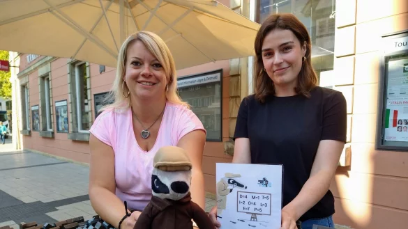 Vanessa Rubart (links) und Kim-Marleen Br&uuml;ske von der Detmolder Tourist-Info haben die Schnitzeljagd durch die Detmolder Innenstadt ins Leben gerufen. - &copy; Yvonne Glandien