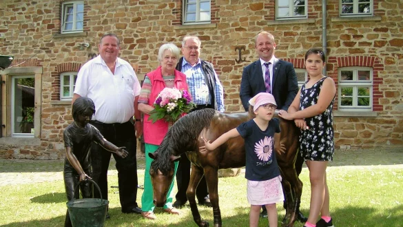Louisa (vorne) und Jonna nahmen die Skulptur direkt in Beschlag. Au&szlig;erdem auf dem Bild: der Vorsitzender der Vereinsgemeinschaft Wilfried Gerkensmeier (links), B&uuml;rgermeister Mario Hecker (rechts) und das Ehepaar Arning (mitte). - &copy; Wulf Daneyko