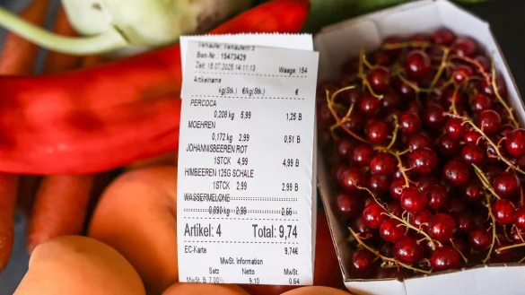 Zwischen August 2024 und August 2025 wurde einige Lebensmittel teurer - darunter Obst. - © Oliver Berg/dpa