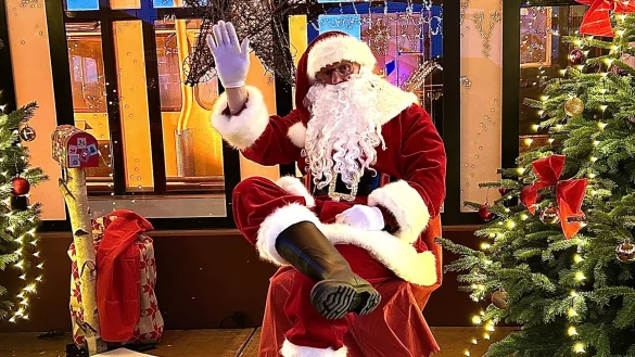 Andreas Vogt aus Düsseldorf liebt nicht nur seine Rolle als Weihnachtsmann, sondern auch das Lipperland. Beides wird er in diesem Jahr erstmals vereinen. Der 60-Jährige hält eine Weihnachtsmann-Sprechstunde in Holzhausen-Externsteine ab. - © Fotorechte: Andreas Vogt