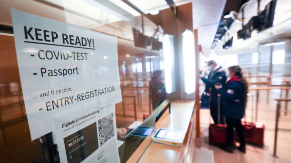 Corona-Kontrollen am Flughafen Hamburg - &copy; Foto: Christian Charisius/dpa