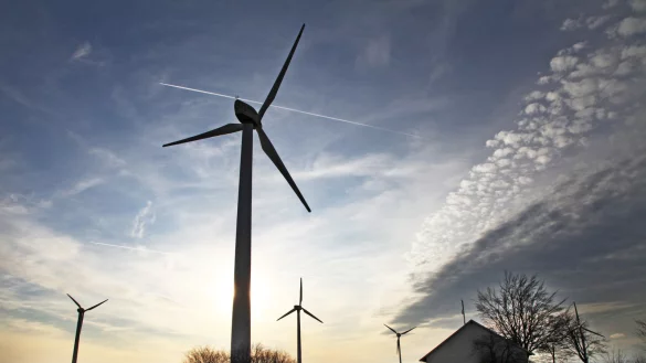 Windkraftanlagen, hier bei Kempenfeldrom, geben oft auch ein sch&ouml;nes Fotomotiv ab. Was ihre Mindestabst&auml;nde zu bestehender Bebauung angeht, kann es oft kniffelig f&uuml;r die Stadtverwaltung werden, weil es wiederspr&uuml;chliche Vorgaben gibt und Gerichte unterschiedliche entscheiden. - &copy; Archivfoto: Bernhard Preu&szlig;