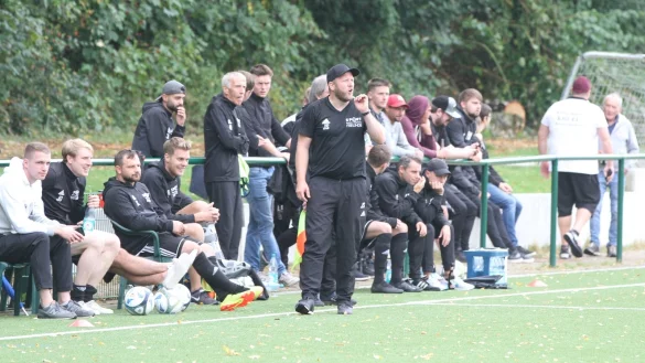 Die BHK-Bank: Trainer Jan Schaper (vorne) gibt die Richtung vor. - &copy; Sebastian Lucas