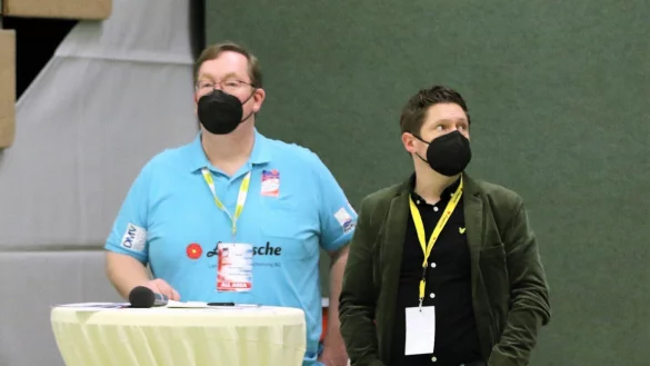 Torben Kietsch neben Hallensprecher Hartmut Ehlert (links). - &copy; Sebastian Lucas