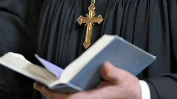 Kreuz und Bibel - &copy; Foto: Jan Woitas/dpa-Zentralbild/dpa