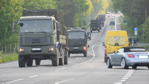 Rund 400 Fahrzeuge der Bundeswehr rollten am Montagmorgen über die A33 und die A2. - © Andreas Eickhoff