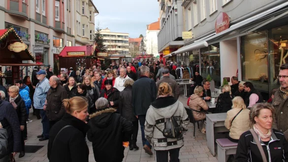 Nachweihnachtlicher Kaufrausch: Am verkaufsoffenen Sonntag ist die Innenstadt von Bad Salzuflen rappelvoll. - &copy; Archiv: Heidi Stork