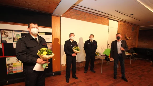 Staffelübergabe: Robin Brand (Zweiter von links) ist neuer Chef der Freiwilligen Feuerwehr Extertal. Er übernimmt das Amt von Mike Bartels (Zweiter von rechts). Brands Vize ist Axel Hoßbach (links). Ihnen gratuliert Bürgermeister Frank Meier. - © Jens Rademacher