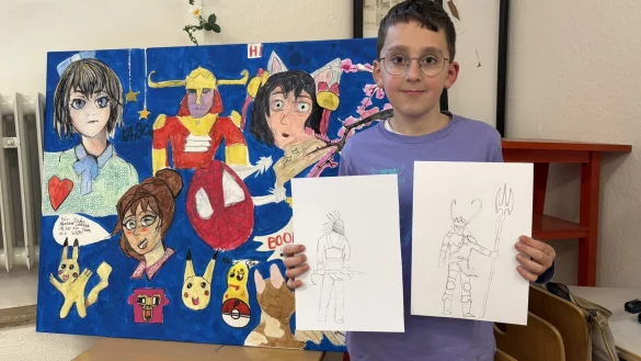 Marko Khayuzkin ist zehn Jahre alt und präsentiert stolz seine ersten Entwürfe. Auf der großen blauen Leinwand sieht man in Rot und Gelb und mit zwei Hörnern sein finales Werk vom nordischen Gott Loki. - © Jan Schillmann