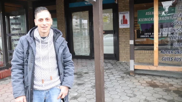 Daniele Ventura vor &bdquo;Asemissens Kleinigkeitenkontor&ldquo; mit Pizzeria &bdquo;Daniele&rsquo;s&ldquo;. Hier war noch bis vor Kurzem der Getr&auml;nkemarkt Miesen. - &copy; Birgit Guhlke
