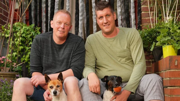 Markus Langenbach (rechts) besucht Bauer Heino auf seinem Hof an der Nordsee. - &copy; RTL/Stefan Gregorowius