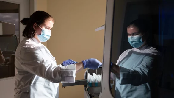 Testlabor - &copy; Foto: Sebastian Kahnert/dpa-Zentralbild/dpa