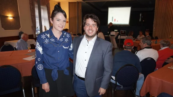 SPD-Kandidat Julian Koch und seine Partnerin Jana Kampe verfolgen die Ergebnisse im Gasthof Sibille-Ostmann. - &copy; Michaela Wei&szlig;e