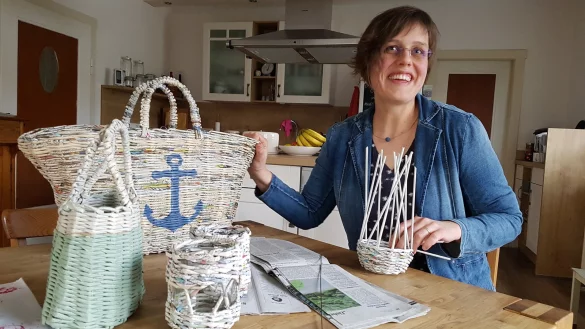 Die M&ouml;glichkeiten sind unglaublich vielf&auml;ltig: Dorothea Katharina Schmidt zaubert aus Zeitungspapier Taschen, K&ouml;rbe und vieles mehr. Am liebsten benutzt die Lotherin nat&uuml;rlich die Lippische Landes-Zeitung, sagt sie.&nbsp; - &copy; Marianne Schwarzer(LZ)