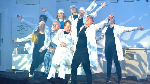 Ein gro&szlig;er Erfolg war im vergangenen Jahr die Kom&ouml;die "Der eingebildete Kranke". Die Freilichtb&uuml;hne Bellenberg will in diesem Jahr daran ankn&uuml;pfen und hat drei neue St&uuml;cke einstudiert. - &copy; Foto: Freilichtb&uuml;hne Bellenberg