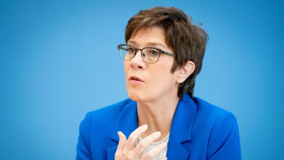 Bundesverteidigungsministerin Kramp-Karrenbauer - &copy; Foto: Kay Nietfeld/dpa