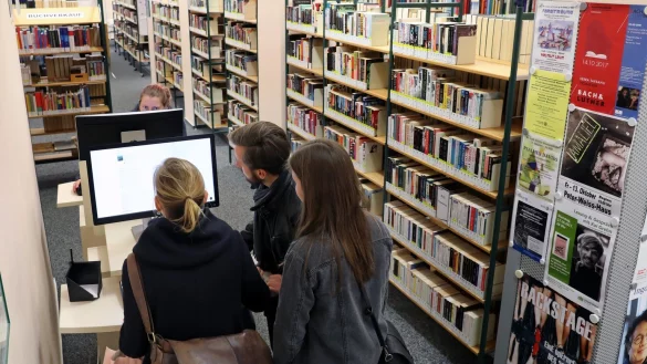 Bibliothek - &copy; Foto: Bernd W&uuml;stneck/dpa-Zentralbild/dpa/Illustration