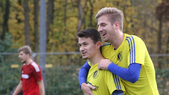 Erfolgreich: Lügdes Nils Nehrig (rechts) steuerte beim 8:0-Erfolg über den TuS Horn-Bad Meinberg zwei Treffer bei. - © Archiv: Sebastian Lucas