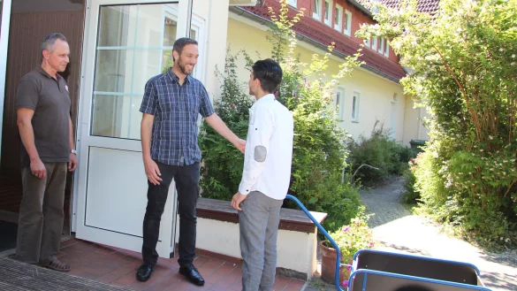 Haben ein offenes Ohr: Leiter Jerome K&ouml;hler (Mitte) und sein Stellvertreter Gregor Janzen (links) unterhalten sich mit einem Fl&uuml;chtling. - &copy; Cordula Gr&ouml;ne