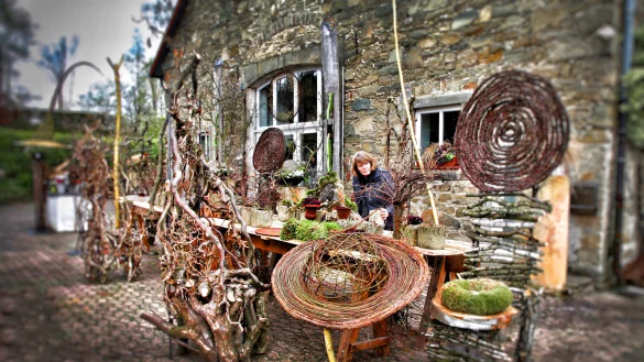 Floristin Anne Bussen präsentiert ihren Feentisch. - © Vera Gerstendorf-Welle