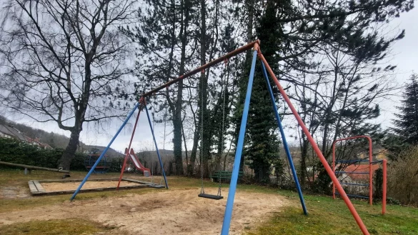 Der Spielplatz in Kohlst&auml;dt an der Bergstra&szlig;e muss nach Ansicht von Sandra Warachewicz (SPD) erste Priorit&auml;t bei der Sanierung haben. - &copy; Michaela Wei&szlig;e