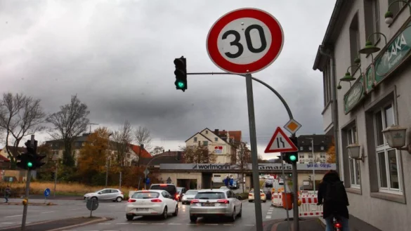 Auf der Paulinenstra&szlig;e, im Kreuzungsbereich Wotanstra&szlig;e, gibt es derzeit
schon eine Geschwindigkeitsbegrenzung durch die Baustelle an der
Industriestra&szlig;e. - &copy; Vera Gerstendorf-Welle
