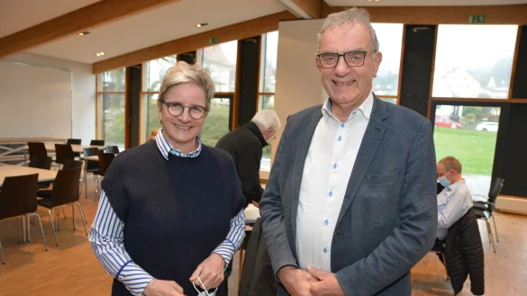 Eva Windgassen, Mitarbeiterin der Katholischen Erwachsenen- und Familienbildung (kefb) Ostwestfalen, begrüßt den Referenten, Rechtsanwalt Hans-Georg Hunstig, im katholischen Pfarrheim. - © Karin Prignitz