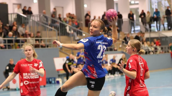 Blombergs Ruslana Litvinov findet die entscheidende L&uuml;cke zwischen Lena Seehausen (links) und Marisa Gutsche. - &copy; Paul Cohen