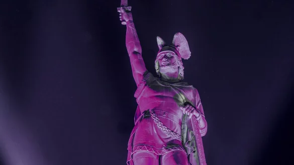 Das Hermanndenkmal taucht zur Beleuchtungsaktion Purple for Preemies in purpurfarbenes Licht. - &copy; Thomas Ulrich